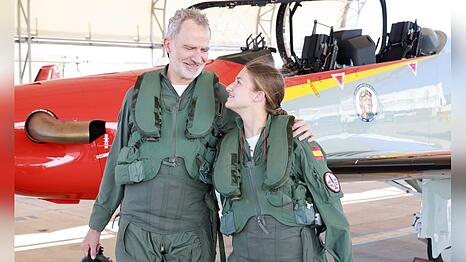 Stolzer Moment: K&ouml;nig Felipe und Tochter Leonor nach einem gemeinsamen Formationsflug.