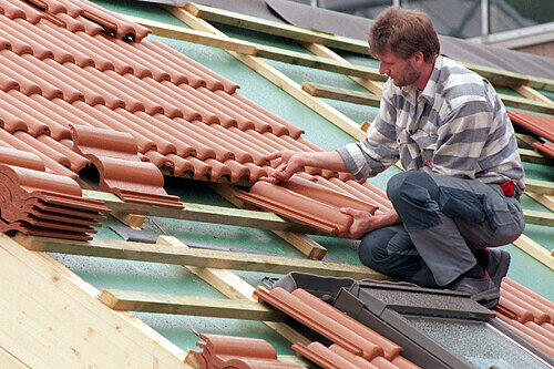Ein Dachdecker bei der Arbeit: Im Durchschnitt stehen in den Büchern der Handwerksbetriebe Aufträge für die nächsten 5,8 Wochen.