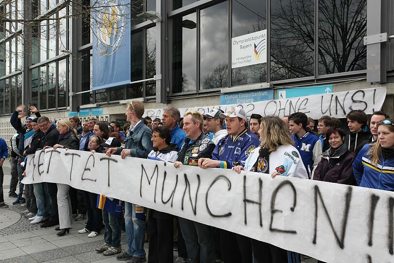 "Rettet München", "Kämpft um unser Leben" und "Der EHC sind nur wir": Das steht auf den Bannern der Fans des EHC. Vor der Olympia-Eishalle demonstrieren sie gegen das Aus des Münchner Eishockey-Vereins.