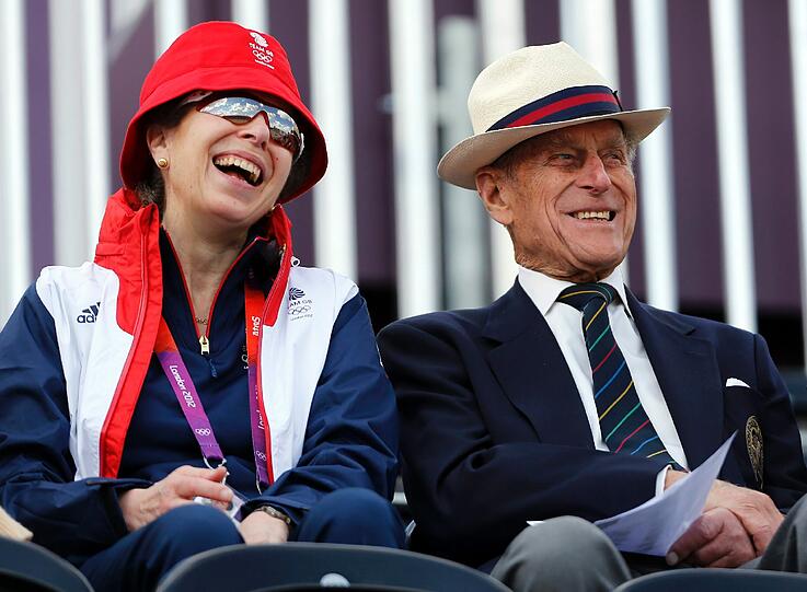 Bei der Reitstaffel am 29. Juli ist auch Prinz Philip, der Gemahl von Queen Elizabeth II mitsamt seiner Tochter der Prinzessin Anne Elizabeth Alice Louise unter dem Publikum.