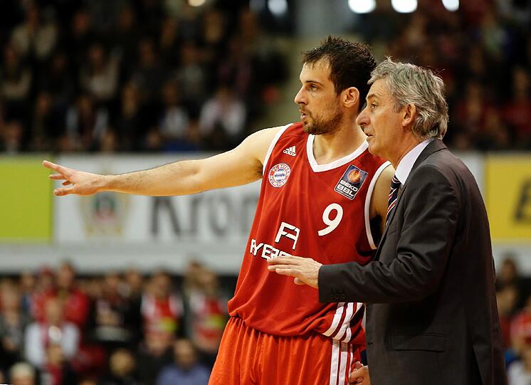 Yotam Halperin mit Bayern-Coach Svetislav Pesic.