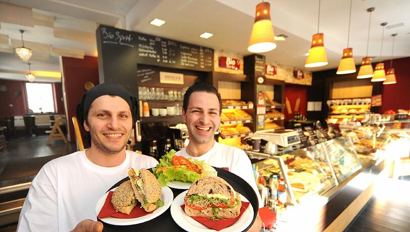 Mittlerweile schon bekannte Gesichter in der Müllerstraße: Engin und Siverius Demirtas von der Bio-Brot-Bar.