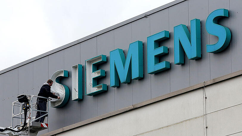Siemens streicht weltweit 7400 Stellen, 3300 davon in Deutschland. Siemens streicht weltweit 7400 Stellen, 3300 davon in Deutschland.