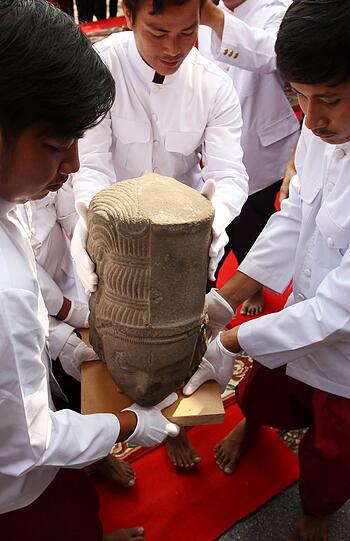 Rückkehr nach 130 Jahren: Kambodschanische Offizielle überbringen den Kopf der Harihara-Statue. Der Kopf war im Phnom Da-Tempel in der Provinz Takeo vor mehr als 100 Jahren gestohlen worden.