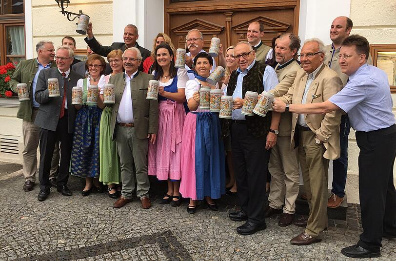 Die Festzelt-Granden bei der Vorstellung des Wiesnwirte-Krugs.
