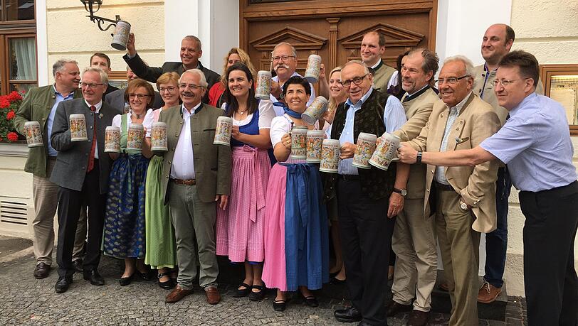 Die Festzelt-Granden bei der Vorstellung des Wiesnwirte-Krugs. Die Festzelt-Granden bei der Vorstellung des Wiesnwirte-Krugs.