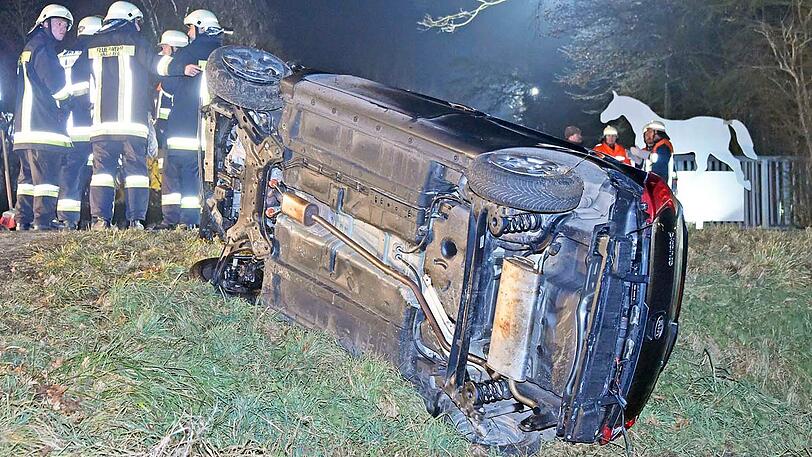 Bilder vom Verkehrsunfall in Giesebach: Das Auto prallte zunächst gegen einen Baum und überschlug sich anschließend.