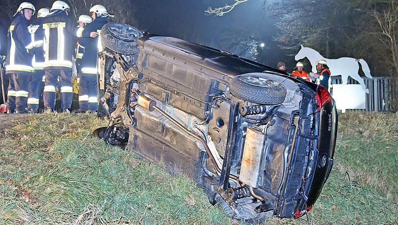 Bilder vom Verkehrsunfall in Giesebach: Das Auto prallte zunächst gegen einen Baum und überschlug sich anschließend. Bilder vom Verkehrsunfall in Giesebach: Das Auto prallte zunächst gegen einen Baum und überschlug sich anschließend.
