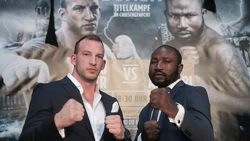 Der deutsche Cruisergewichtsboxer Mario Daser (l) und der britische Cruisergewichtsboxer Ola Afolabi kämpfen am 19. Mai 2017 in der Barclaycard Arena gegeneinander.