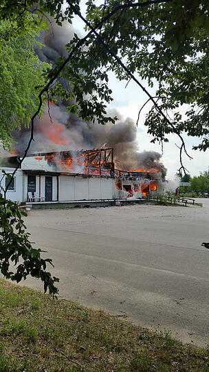 Die Lagerhalle in Markt Indersdorf ist komplett abgebrannt - wie es zu dem Feuer kam, ist aktuell noch unklar.