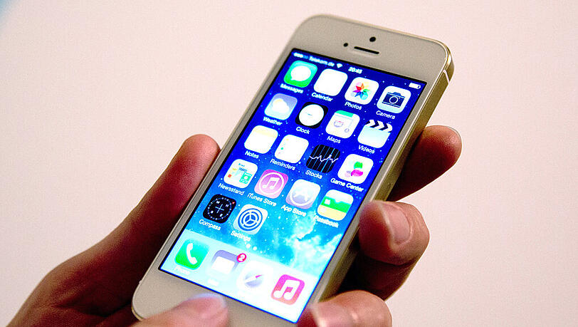 In der Umhängetasche war das iPhone des Mannes. In der Umhängetasche war das iPhone des Mannes.