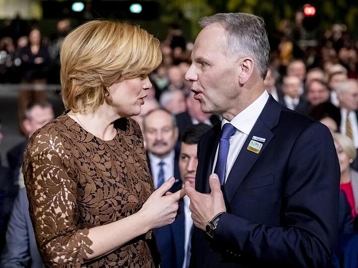 Bundeslandwirtschaftsministerin Julia Klöckner unterhält sich bei der Eröffnungsfeier der Internationalen Grünen Woche mit ihrem finnischen Amtskollegen Jari Leppä.