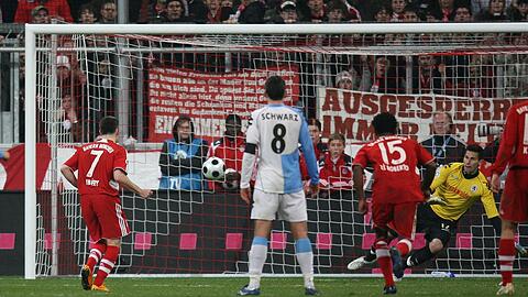 Hinein ins Herz der Blauen – und ins Halbfinale des DFB-Pokals: Am 27. Februar 2008 traf der damalige Bayern-Star Franck Ribéry (l.) gegen Löwen-Torhüter Philipp Tschauner (r.) in der 120. Minute zum 1:0.