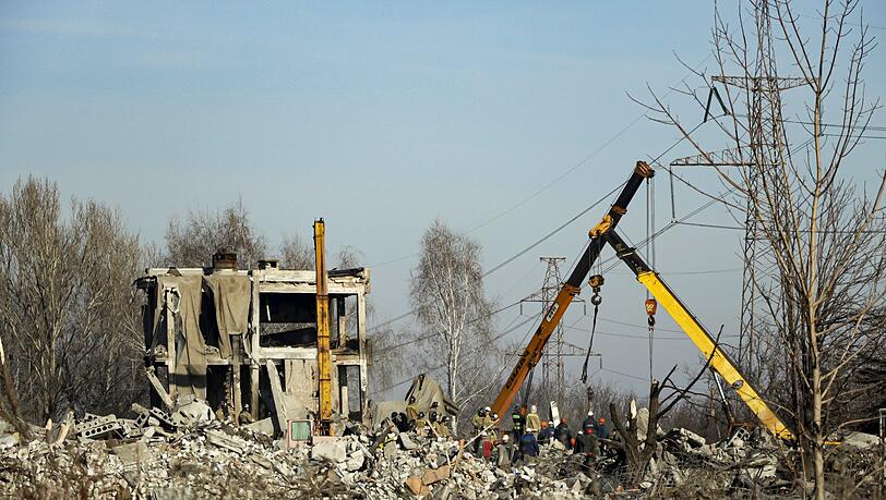 Nach einem ukrainischen Raketeneinschlag in der russisch besetzten Stadt Makijiwka räumen Arbeiter die Trümmer weg. Moskau spricht von 89 Toten.