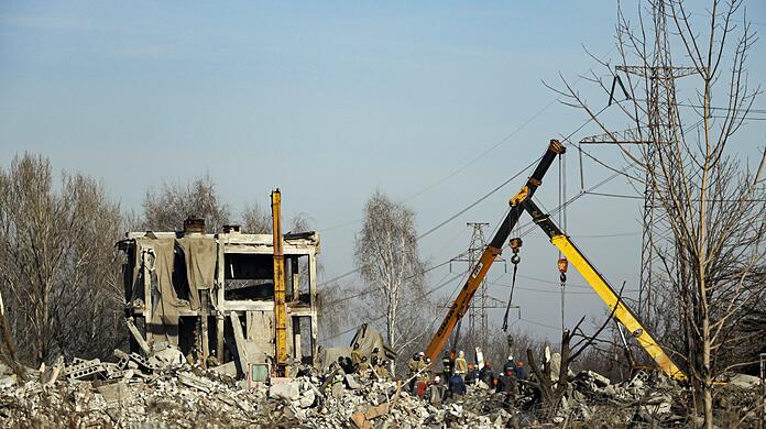 Nach einem ukrainischen Raketeneinschlag in der russisch besetzten Stadt Makijiwka räumen Arbeiter die Trümmer weg. Moskau spricht von 89 Toten.