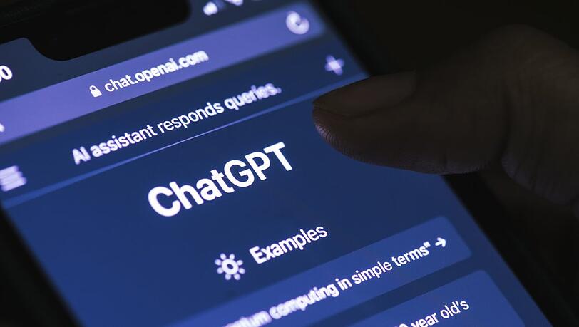 OpenAI erlaubt ab Dezember Erotik-Inhalte auf seinem KI-Chatbot ChatGPT.