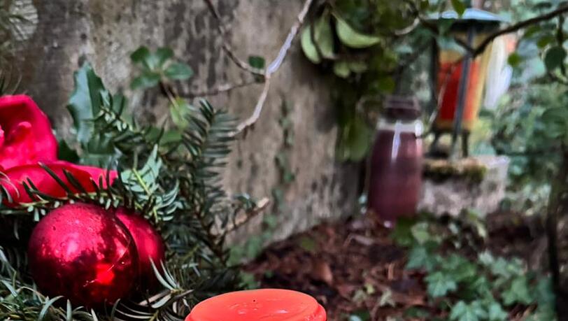 Eine brennende Grabkerze steht als stilles Zeichen der Erinnerung – sie symbolisiert Licht, Hoffnung und die unvergängliche Verbindung zu den Verstorbenen Eine brennende Grabkerze steht als stilles Zeichen der Erinnerung – sie symbolisiert Licht, Hoffnung und die unvergängliche Verbindung zu den Verstorbenen