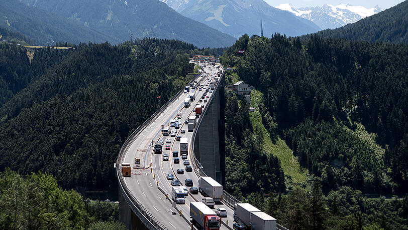 PKW und LKW fahren zwischen Patsch und Sch&ouml;nberg am Brenner (Autobahn A13) &uuml;ber die Europabr&uuml;cke. Um den 30. Mai droht hier ein Verkehrskollaps.