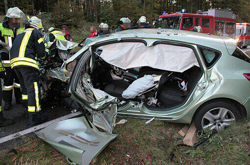 Im Landkreis Mühldorf wurden am späten Montagnachmittag zwei Personen bei einem schweren Verkehrsunfall verletzt.