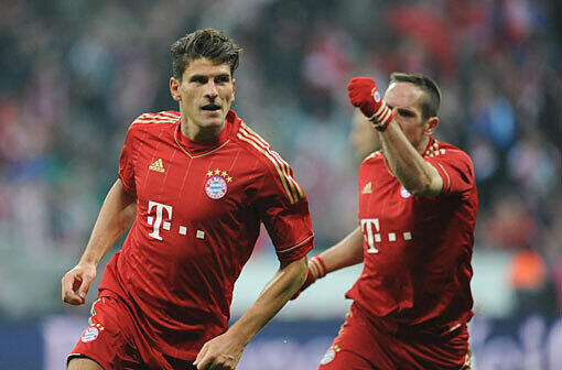 Die Befreiung: Torschütze Mario Gomez dreht nach dem 1:0 des FC Bayern München gegen Wolfsburg ab. Franck Ribéry jubelt mit.