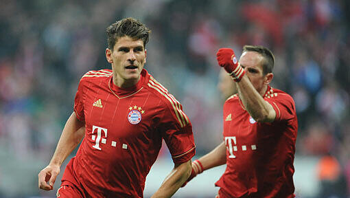 Die Befreiung: Torschütze Mario Gomez dreht nach dem 1:0 des FC Bayern München gegen Wolfsburg ab. Franck Ribéry jubelt mit.