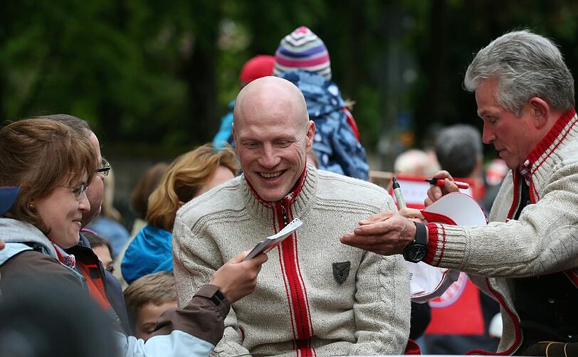 Der FC Bayern feiert die 23. Deutsche Meisterschaft. Mit einem Autokorso fuhren Spieler, Trainer und Funktionäre vom Stadtrand zur Fan-Party auf den Marienplatz. Die besten Bilder vom Korso.