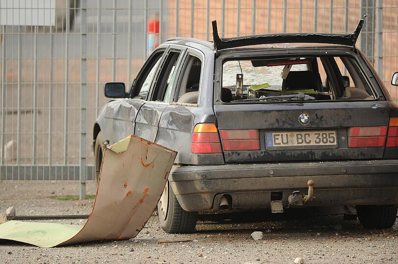 Bei Baggerarbeiten in Euskirchen in der Nähe von Bonn ist eine Weltkriegs-Bombe explodiert. Der Baggerfahrer kam
ums Leben. Bilder vom Unglücksort.