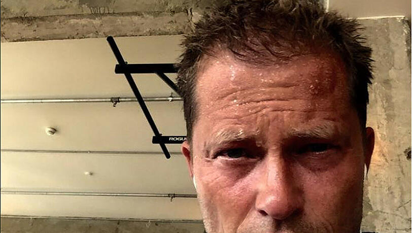 Auch wenn er nicht genau verrät, was er gemacht hat, dass es ein hartes Training für Til Schweiger war, wird bei diesem Schnappschuss niemand bezweifeln Auch wenn er nicht genau verrät, was er gemacht hat, dass es ein hartes Training für Til Schweiger war, wird bei diesem Schnappschuss niemand bezweifeln