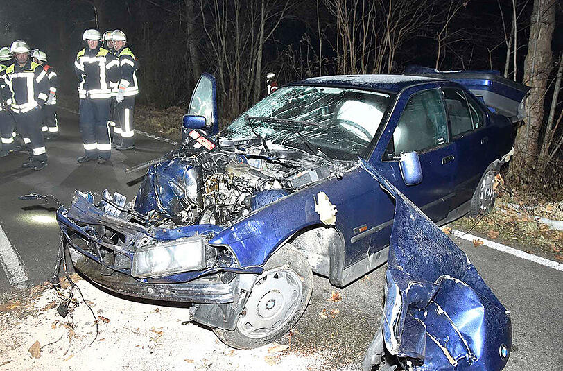 Der blaue BMW wurde bei dem doppelten Baum-Aufprall völlig zerstört.