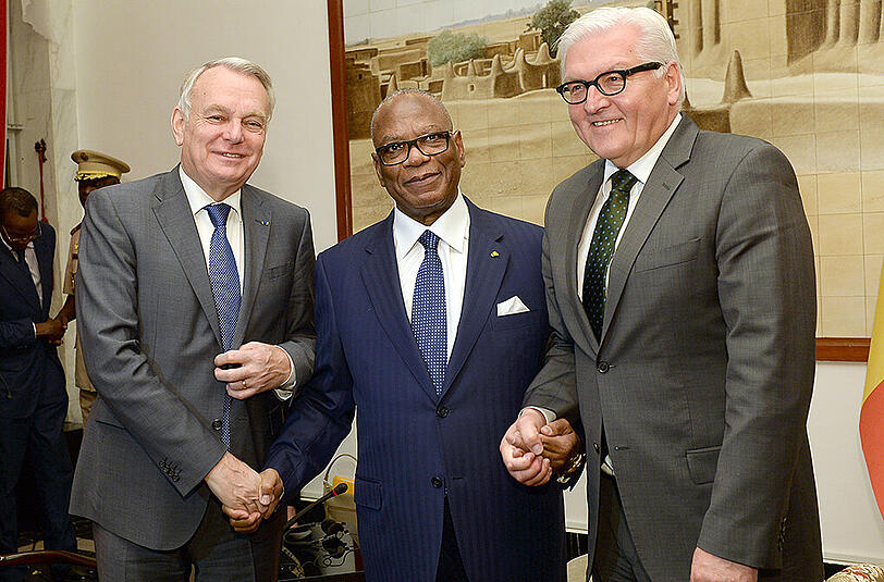 Außenminister Steinmeier (r-l), Malis Präsident Boubacar Keita und Frankreichs Außenminister Ayrault unterhalten sich in Bamako im Palast des Präsidenten. Foto: Britta Pedersen
