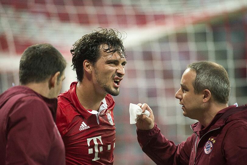 Die medizinische Abteilung kümmert sich sofort um Hummels.