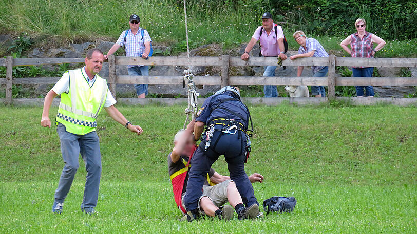 Josef (79) saß hilflos auf dem Klettersteig fest. Die Bilder von der spektakulären Rettung.