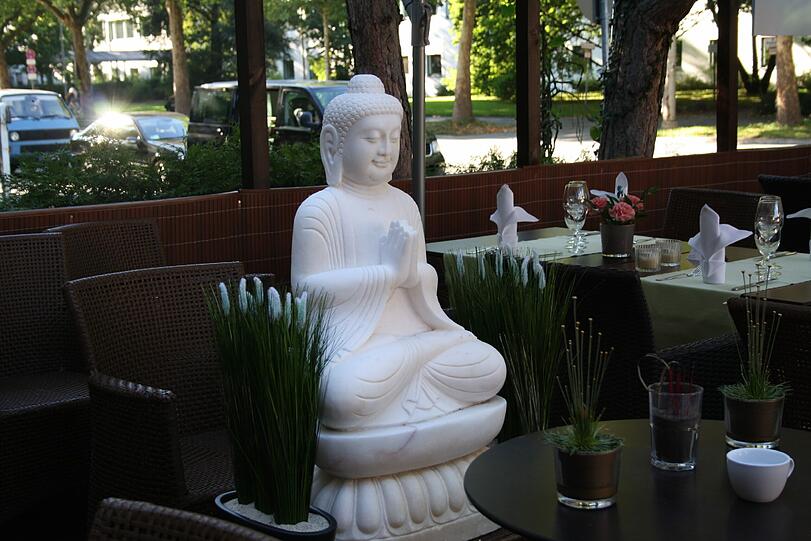 Wie alles auf der Terrasse verströmt der Buddha Gelassenheit und fernöstliches Flair.