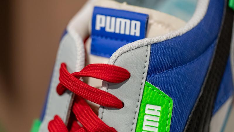 Ein Schuh des Sportartikelherstellers Puma ist am Rande der Bilanz-Pressekonferenz ausgestellt. Foto: Daniel Karmann/dpa/Archivbild Ein Schuh des Sportartikelherstellers Puma ist am Rande der Bilanz-Pressekonferenz ausgestellt. Foto: Daniel Karmann/dpa/Archivbild