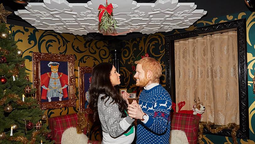 Auf den ersten Blick irritierend: Meghan und Harry als Live-Wachsfiguren... Auf den ersten Blick irritierend: Meghan und Harry als Live-Wachsfiguren...