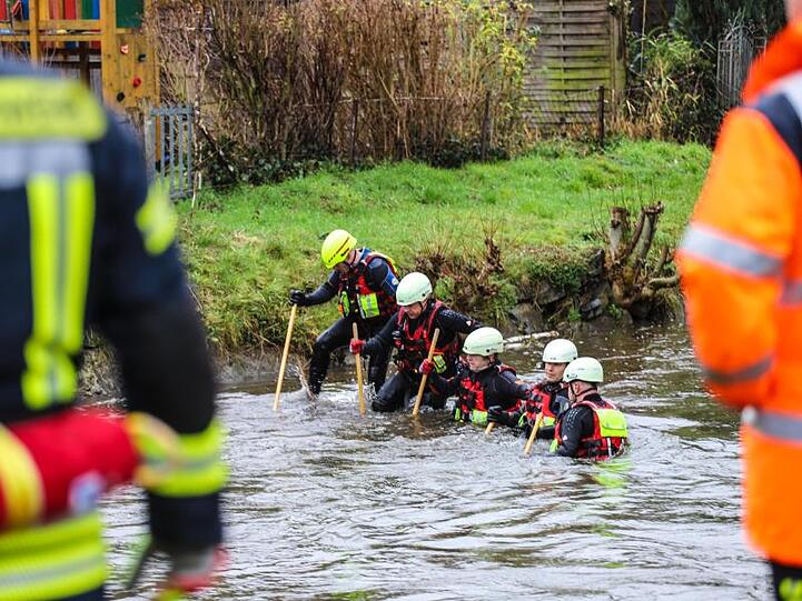 Helfer suchen im Flüsschen Hönne nach der vermissten Zehnjährigen.