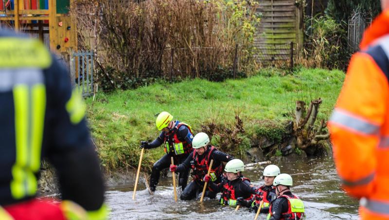 Helfer suchen im Flüsschen Hönne nach der vermissten Zehnjährigen. Helfer suchen im Flüsschen Hönne nach der vermissten Zehnjährigen.