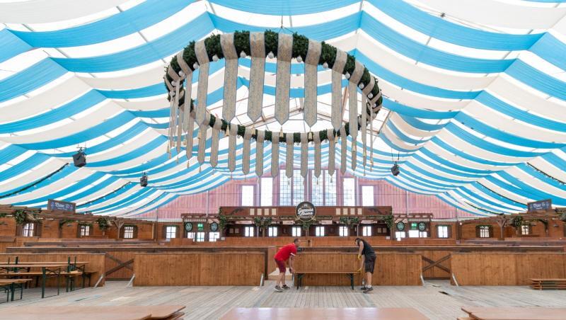 Ein Bierzelt für das Gäubodenvolksfest wird aufgebaut. Foto: Armin Weigel Ein Bierzelt für das Gäubodenvolksfest wird aufgebaut. Foto: Armin Weigel