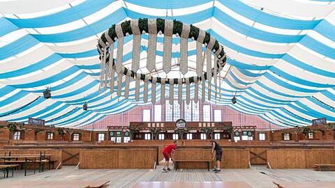 Ein Bierzelt für das Gäubodenvolksfest wird aufgebaut. Foto: Armin Weigel