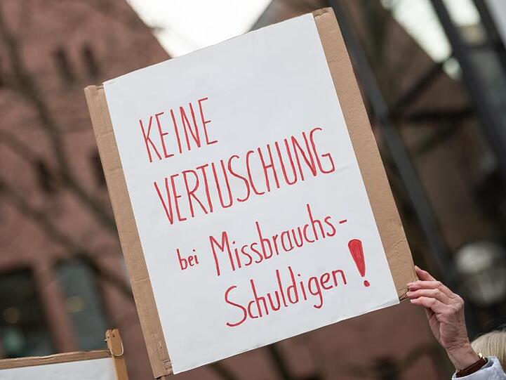 Eine Demonstrantin mit Plakat "Keine Vertuschung bei Missbrauchs Schuldigen!". Foto: Andreas Arnold/dpa/Archivbild