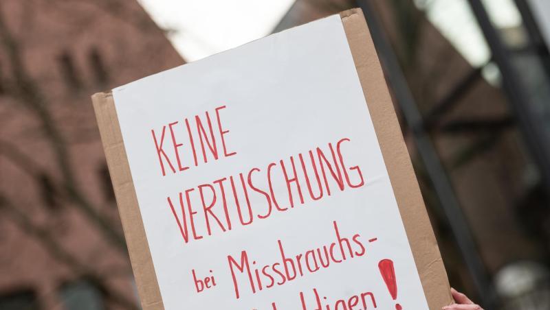 Eine Demonstrantin mit Plakat "Keine Vertuschung bei Missbrauchs Schuldigen!". Foto: Andreas Arnold/dpa/Archivbild Eine Demonstrantin mit Plakat "Keine Vertuschung bei Missbrauchs Schuldigen!". Foto: Andreas Arnold/dpa/Archivbild