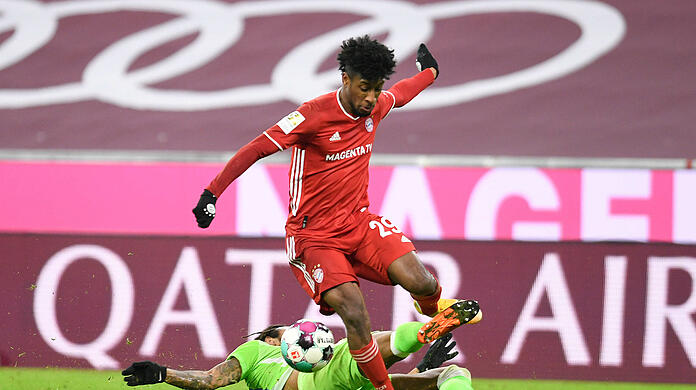 Gegen den VfL Wolfsburg nicht zu halten: Kingsley Coman freut sich über Bayern-Rekord.