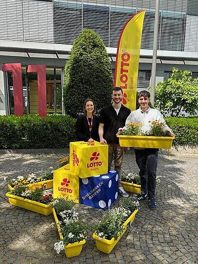 Einer der glücklichen Gewinner, Linus, bei der Gewinnübergabe.