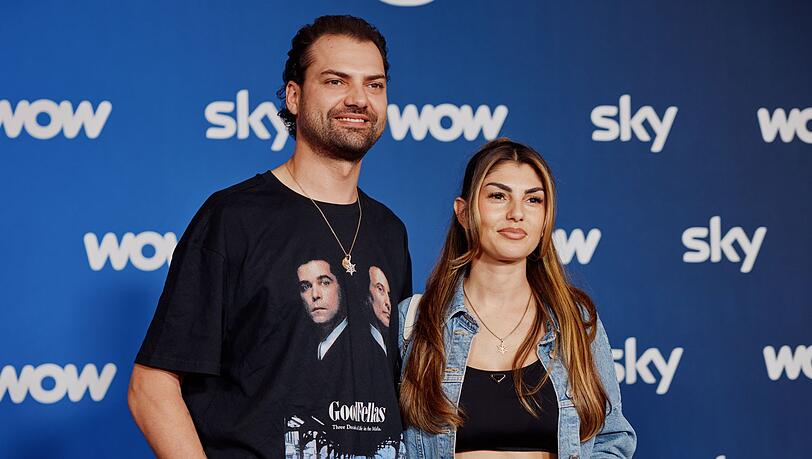 Jimi Blue Ochsenknecht hat im Podcast von Barbara Schöneberger verraten, dass die Dreharbeiten für seine Serie mit Ex-Freundin Yeliz Koc unterbrochen werden mussten. Jimi Blue Ochsenknecht hat im Podcast von Barbara Schöneberger verraten, dass die Dreharbeiten für seine Serie mit Ex-Freundin Yeliz Koc unterbrochen werden mussten.