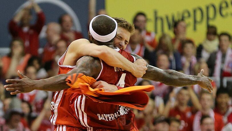 Die beiden haben sich gern: Steffen Hamann und Tyrese Rice. Die beiden haben sich gern: Steffen Hamann und Tyrese Rice.