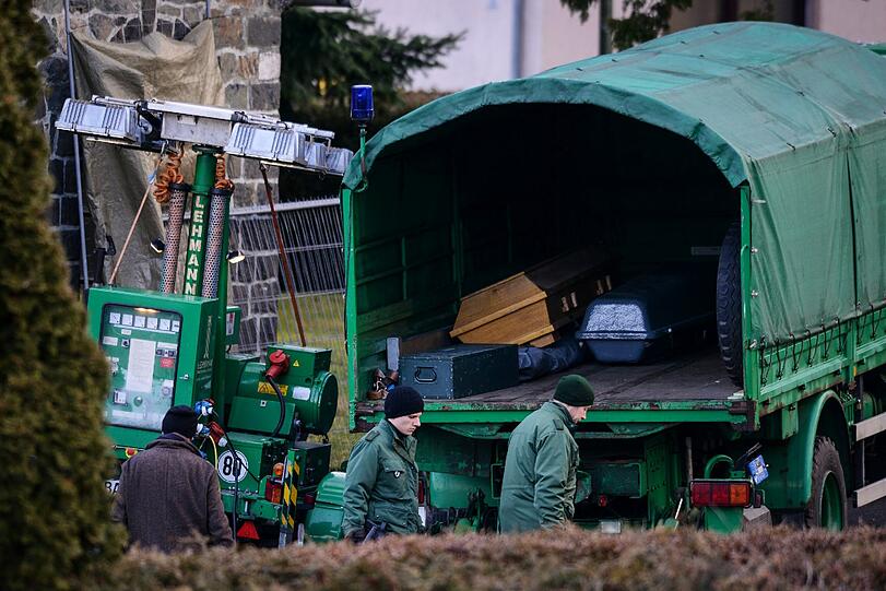 Ein Lkw mit Särgen: Die Beamten exhumieren das Grab einer 81-Jährigen in Lichtenberg. Wurde bei der Beerdigung die Leiche von Peggy gleich mitvergraben?