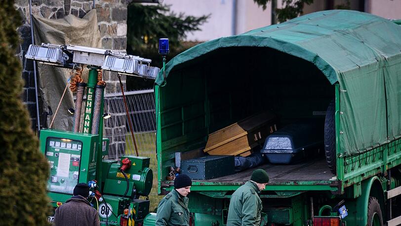 Ein Lkw mit Särgen: Die Beamten exhumieren das Grab einer 81-Jährigen in Lichtenberg. Wurde bei der Beerdigung die Leiche von Peggy gleich mitvergraben? Ein Lkw mit Särgen: Die Beamten exhumieren das Grab einer 81-Jährigen in Lichtenberg. Wurde bei der Beerdigung die Leiche von Peggy gleich mitvergraben?
