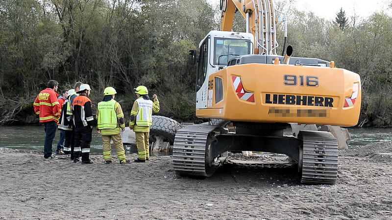 An einer Kies-Entnahmestelle am Fluss Tiroler Achen ereignete sich der schwere Unfall.