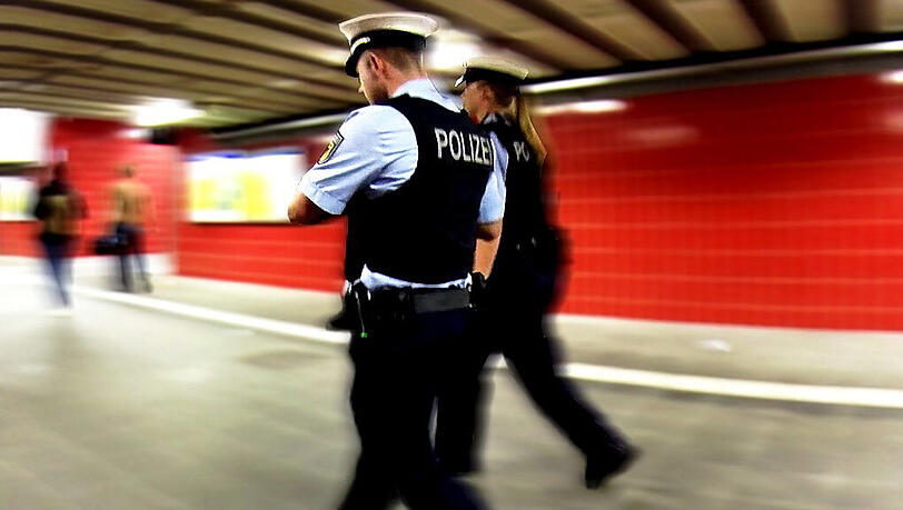 Der Münchner fiel kopfüber ins Gleisbett. Die Bundespolizei ermittelt wegen gefährlichen Eingriffs in den Straßenverkehr. (Symbolbild) Der Münchner fiel kopfüber ins Gleisbett. Die Bundespolizei ermittelt wegen gefährlichen Eingriffs in den Straßenverkehr. (Symbolbild)