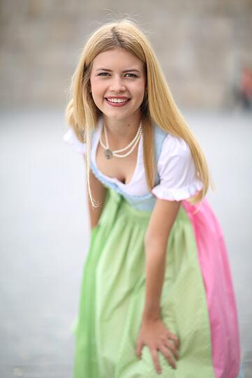 Perfektes Verkaufslächeln: Gemeinsam mit ihren Eltern betreibt das Münchner Kindl einen Souvenirstand auf dem Oktoberfest.